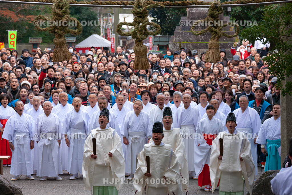大阪府　枚岡神社　注連縄掛神事（お笑い神事）