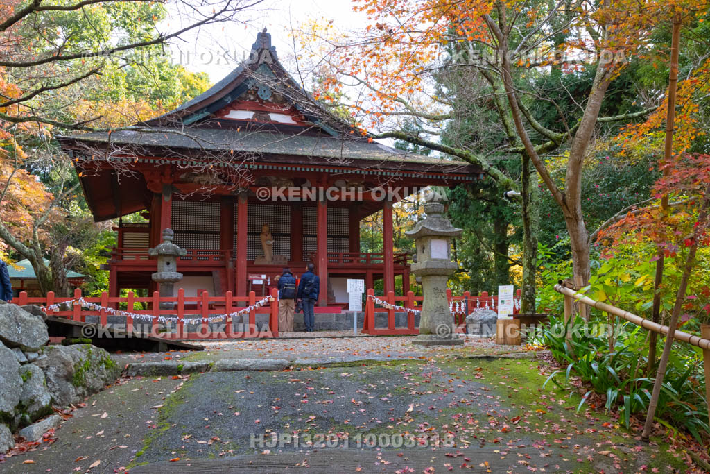 奈良県　談山神社　摂社東殿（恋神社）と参拝者