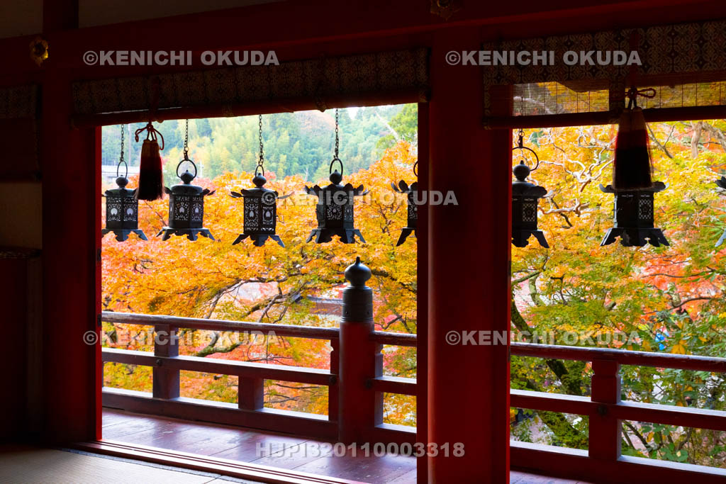 奈良県　談山神社　神廟拝所　紅葉と吊り灯籠
