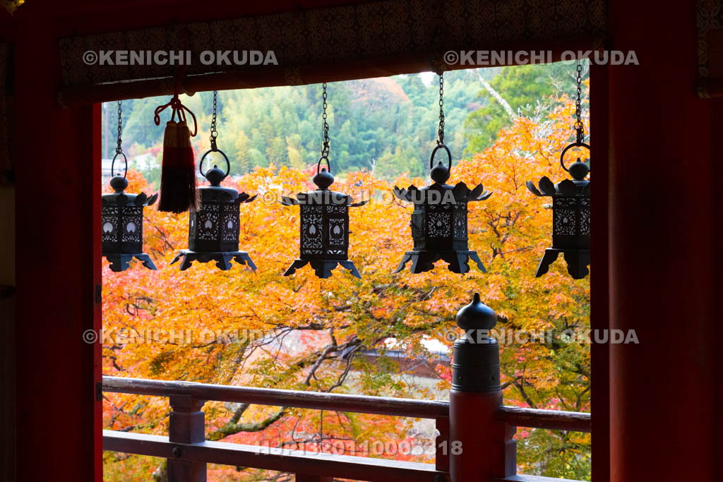 奈良県　談山神社　神廟拝所　紅葉と吊り灯籠