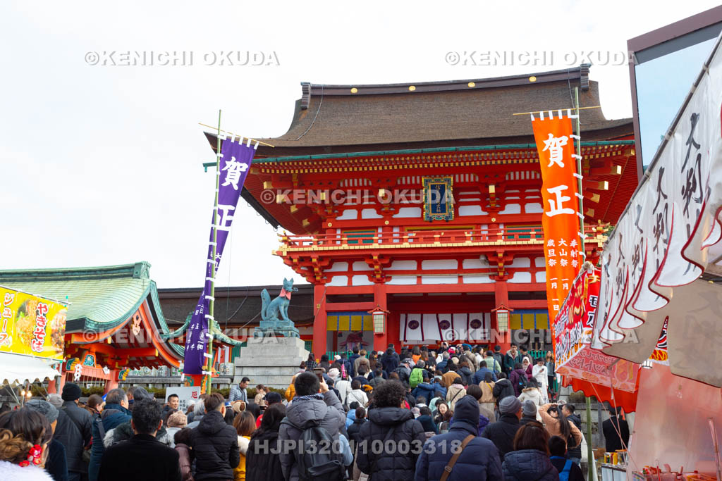 京都府　初詣客で賑わう伏見稲荷大社