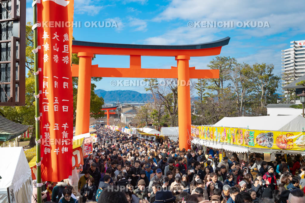 京都府　初詣客で賑わう伏見稲荷大社
