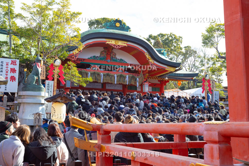 京都府　初詣客で賑わう伏見稲荷大社