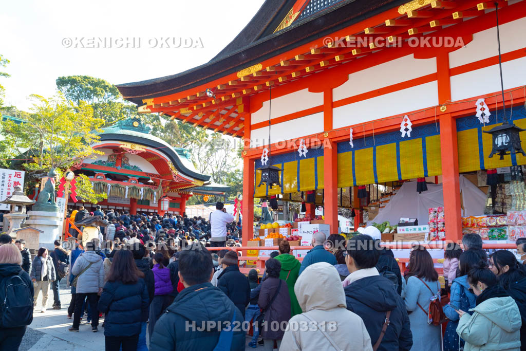 京都府　初詣客で賑わう伏見稲荷大社