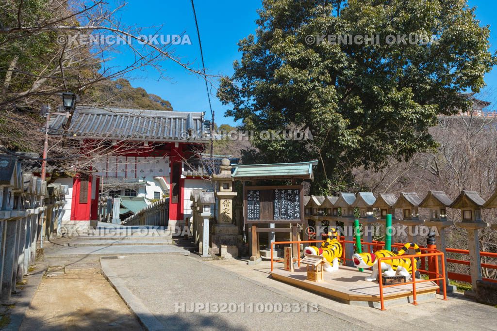 奈良県　信貴山　朝護孫子寺　赤門