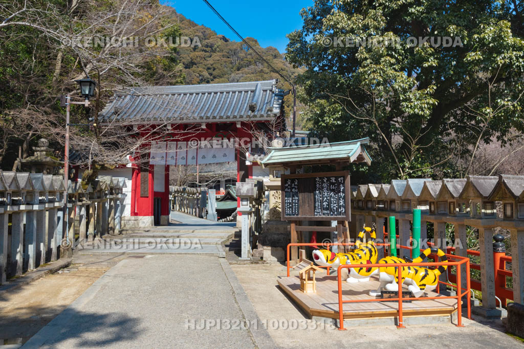 奈良県　信貴山　朝護孫子寺　赤門