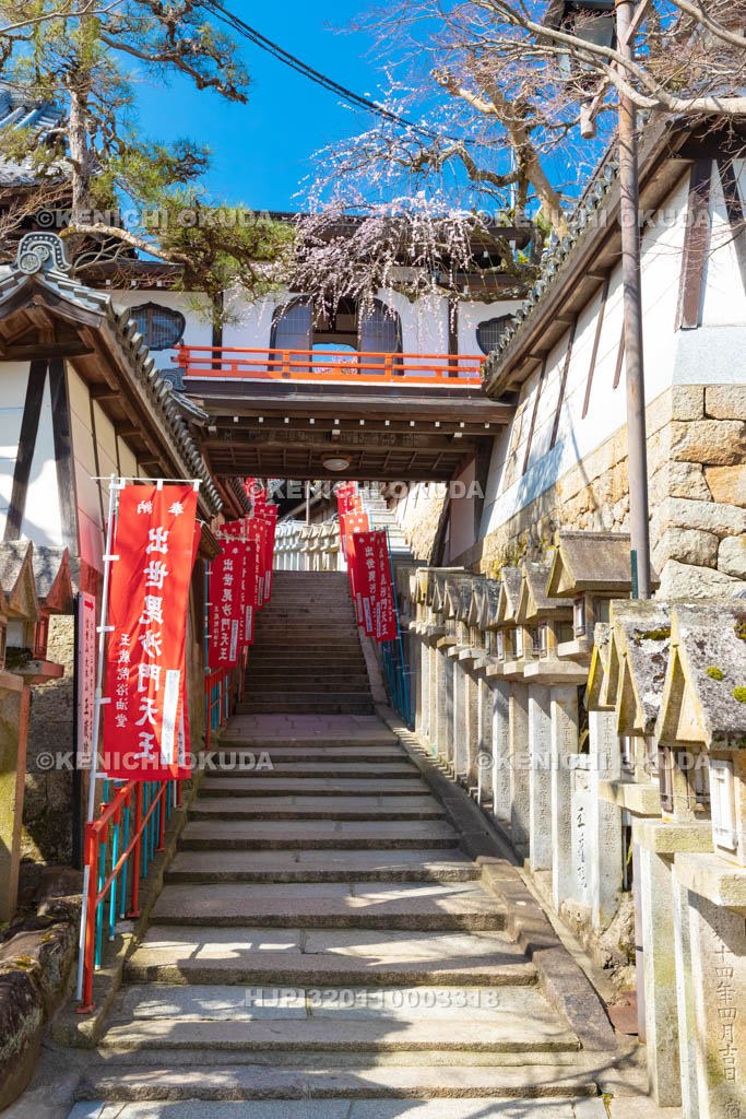 奈良県　信貴山　朝護孫子寺　玉蔵院の渡り廊下と石段