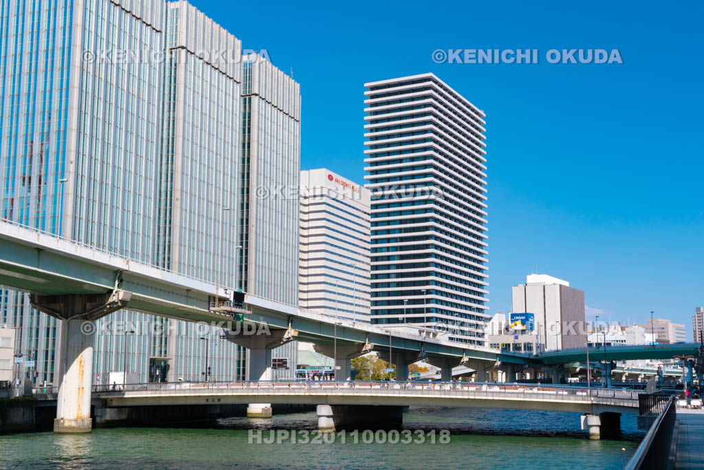 大阪府 渡辺橋とビル群