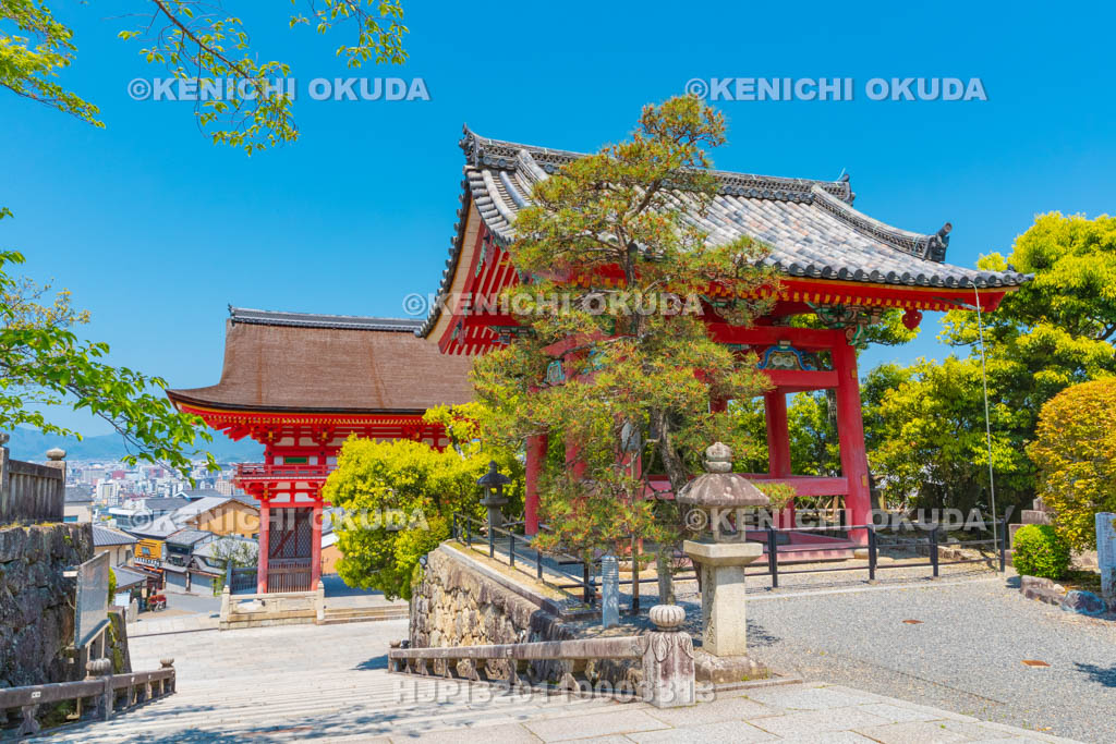 京都府　清水寺　鐘楼と仁王門