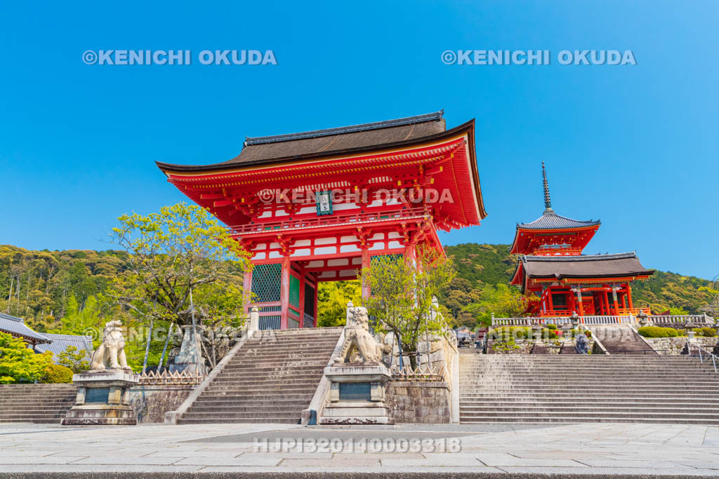 京都府　清水寺　仁王門と三重塔