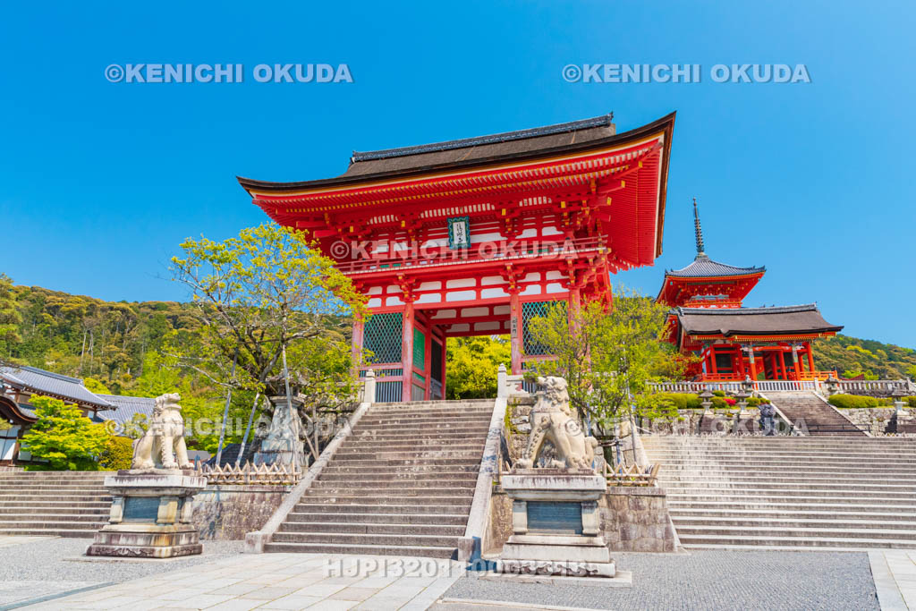 京都府　清水寺　仁王門と三重塔