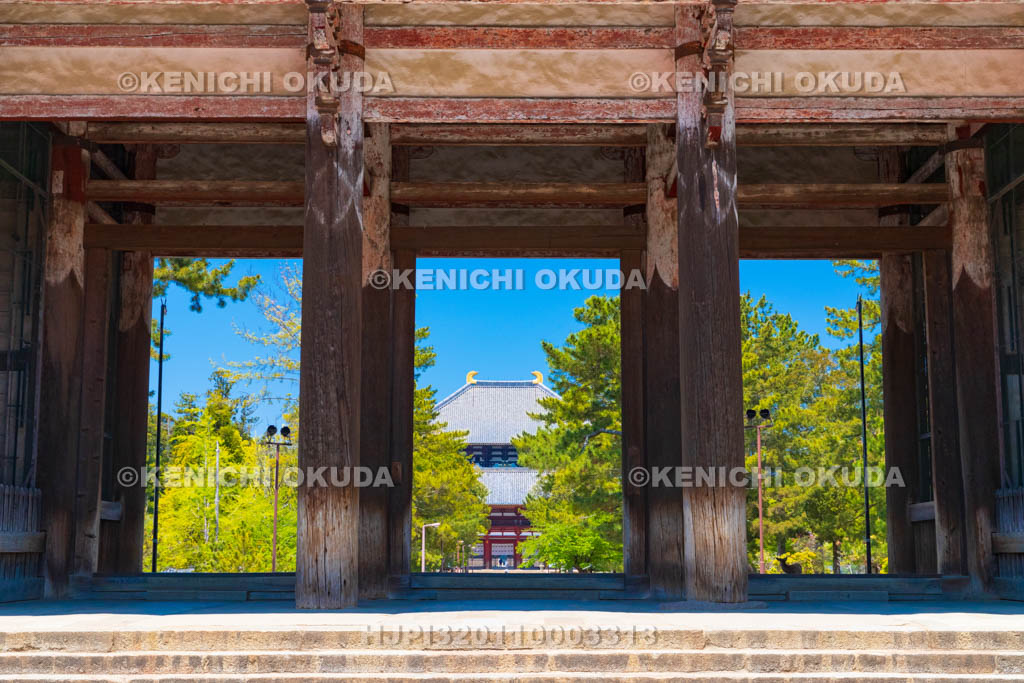 奈良県　東大寺　南大門から望む大仏殿（金堂）