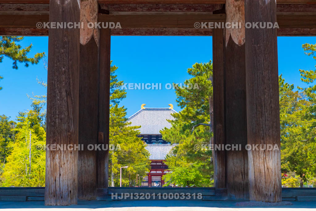 奈良県　東大寺　南大門から望む大仏殿（金堂）