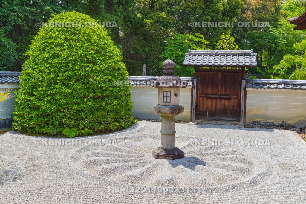 京都府　泉涌寺　雲龍院　徳川慶喜寄進の石灯籠