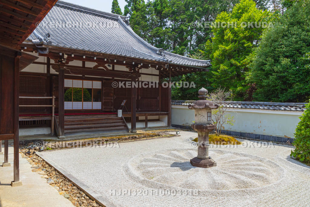 京都府　泉涌寺　雲龍院　徳川慶喜寄進の石灯籠と霊明殿