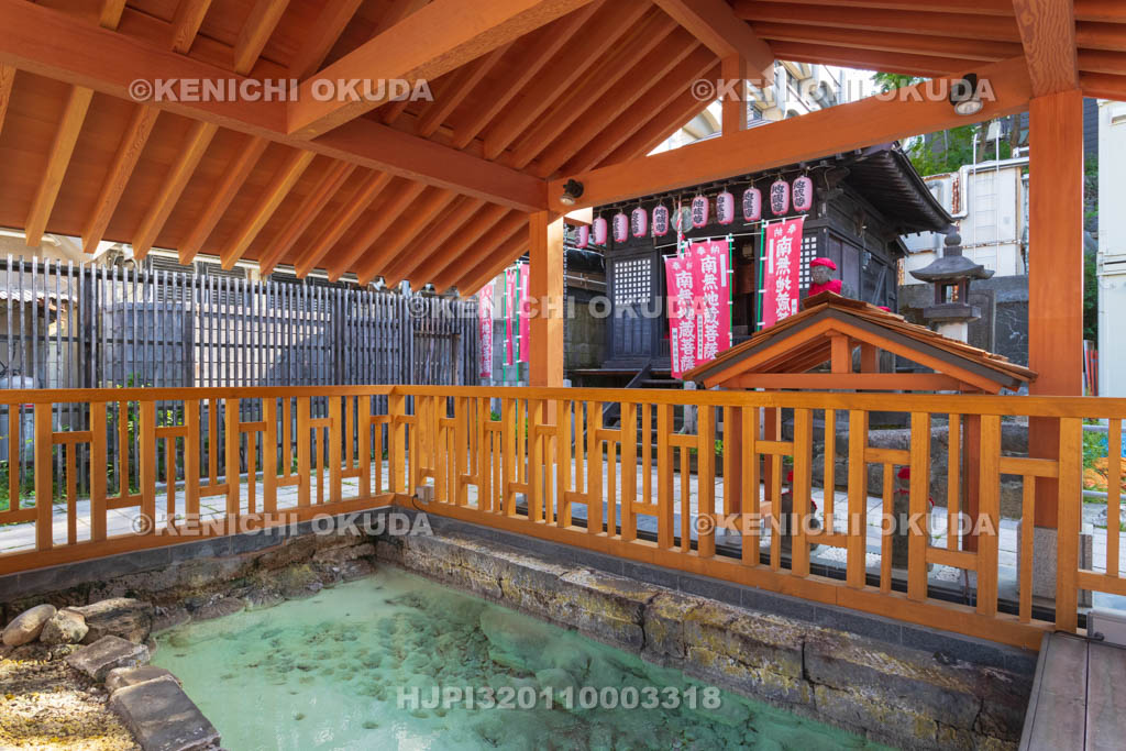 群馬県　草津温泉　地蔵源泉と地蔵堂