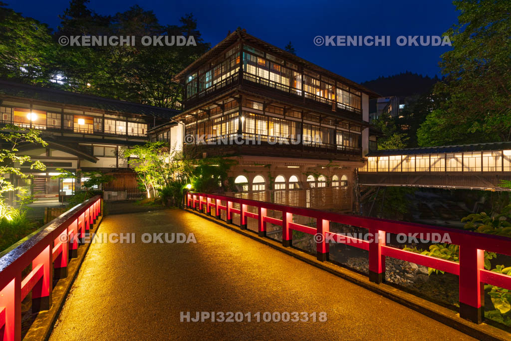 群馬県　四万温泉　夜の積善館本館