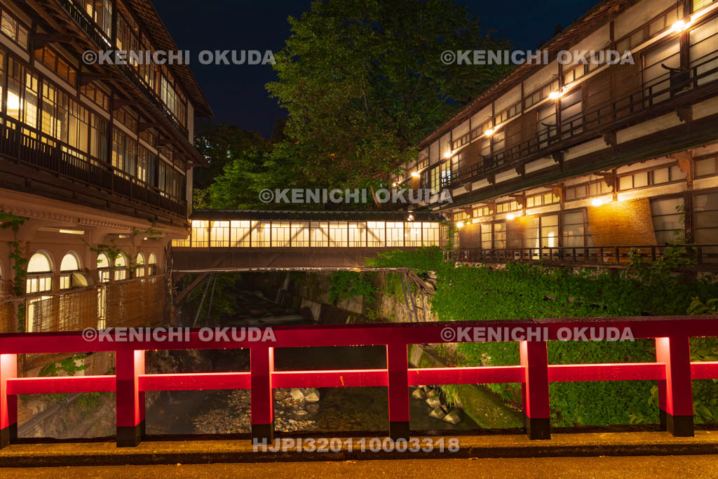 群馬県　四万温泉　夜の積善館本館