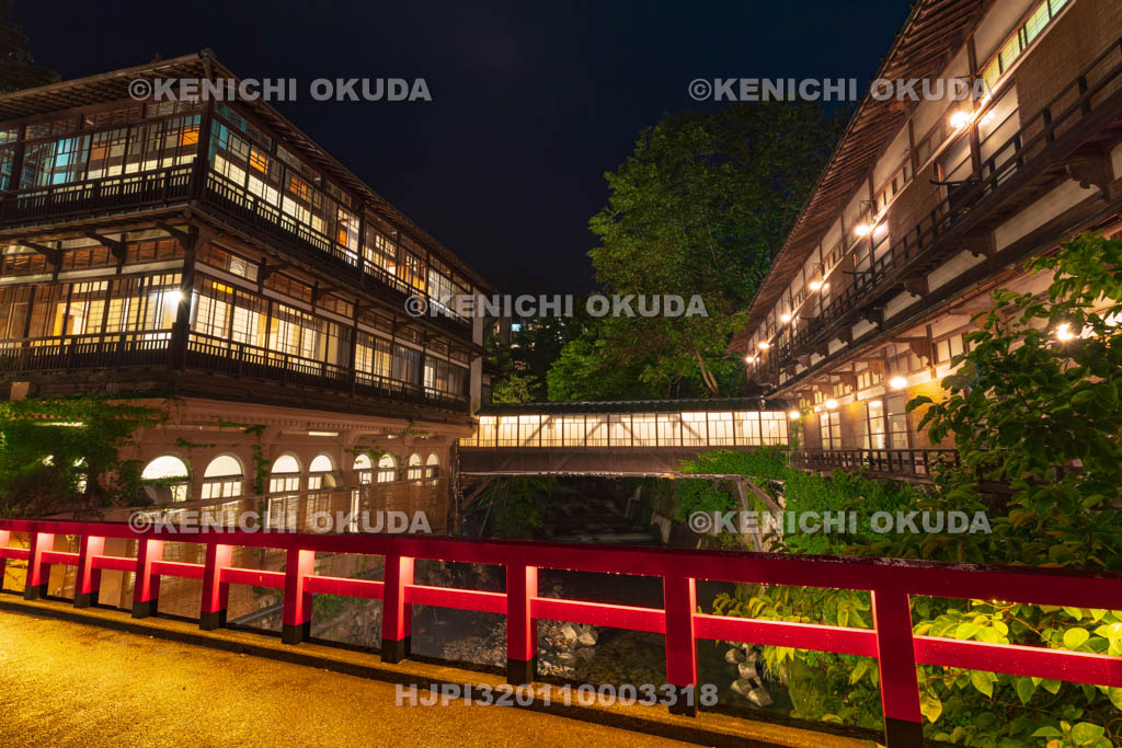 群馬県　四万温泉　夜の積善館本館
