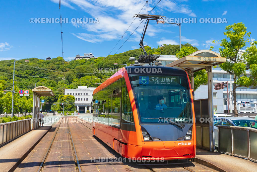 愛媛県　路面電車（伊予鉄道）と松山城