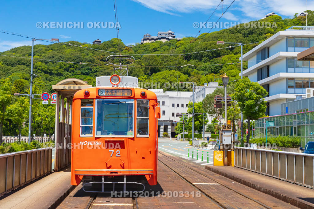 愛媛県　路面電車（伊予鉄道）と松山城