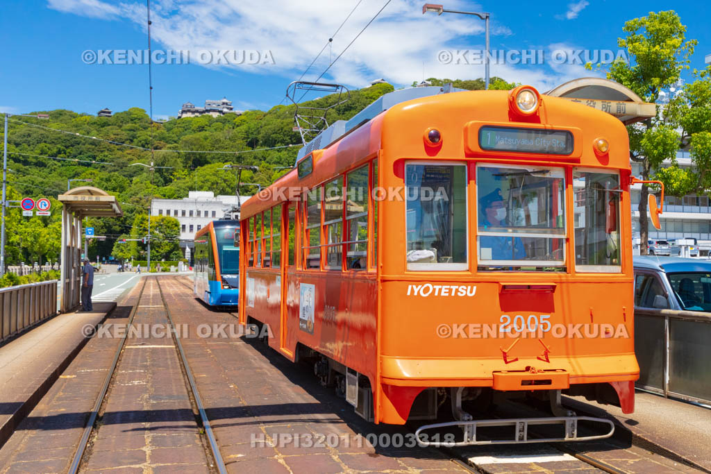 愛媛県　路面電車（伊予鉄道）と松山城