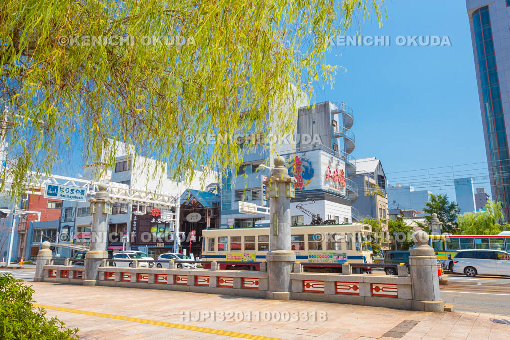 高知県　はりまや橋（実物）と路面電車（土佐電鉄）
