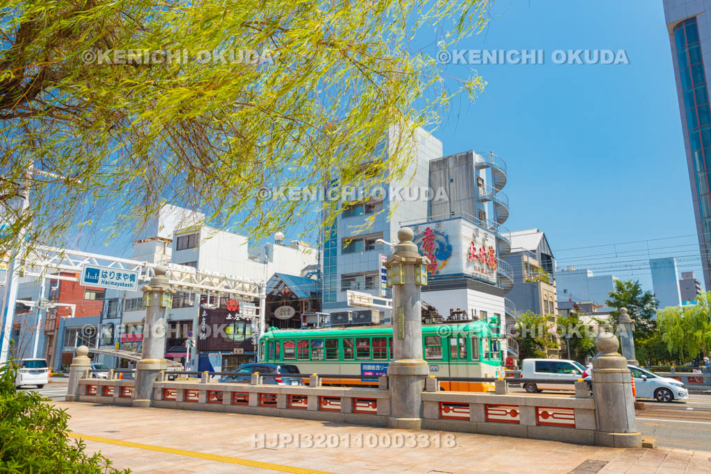 高知県　はりまや橋（実物）と路面電車（土佐電鉄）