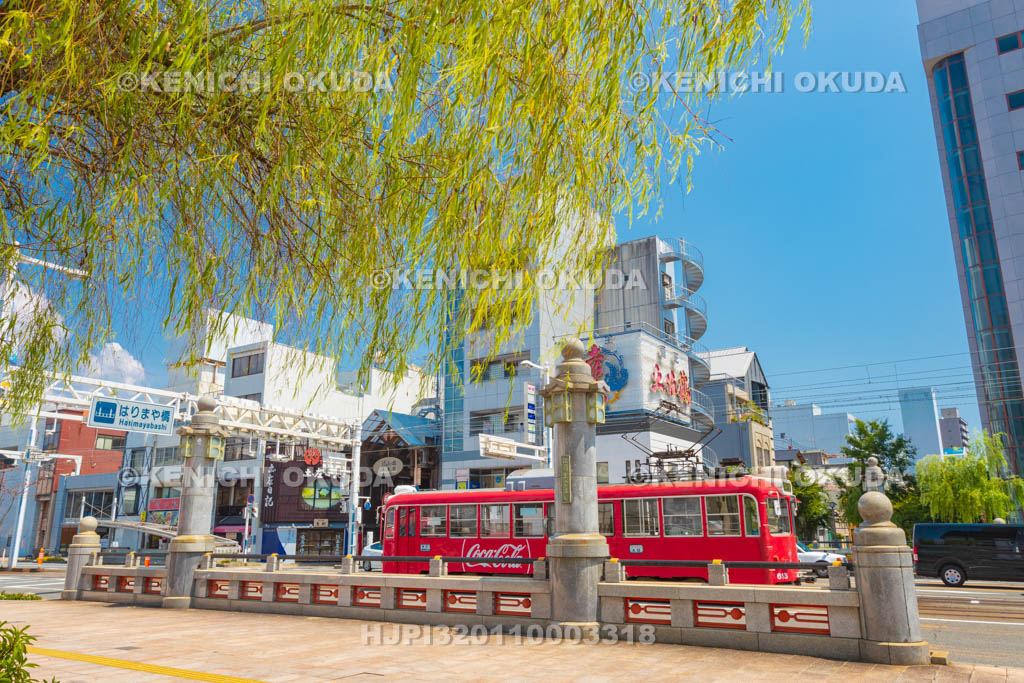 高知県　はりまや橋（実物）と路面電車（土佐電鉄）