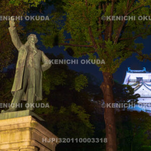 高知県　夜の高知城　板垣退助像