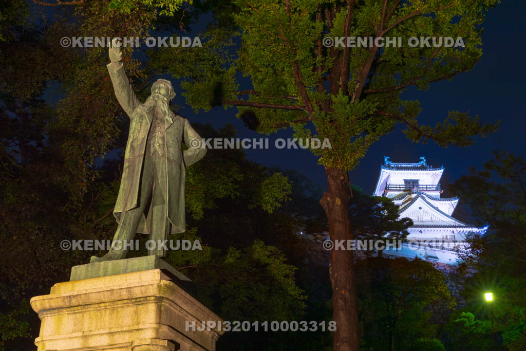 高知県　夜の高知城　板垣退助像