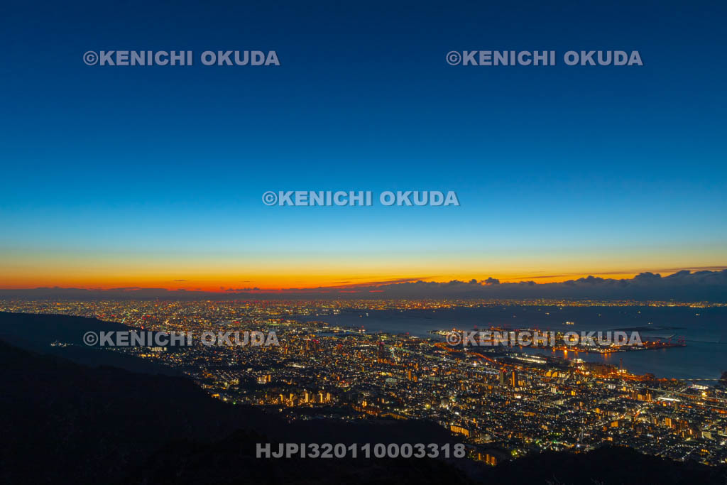 兵庫県 摩耶山の掬星台から望む神戸市街 日の出前