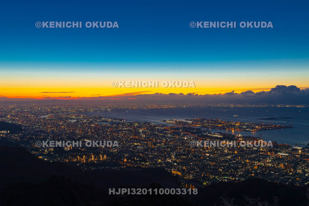 兵庫県 摩耶山の掬星台から望む神戸市街 日の出前
