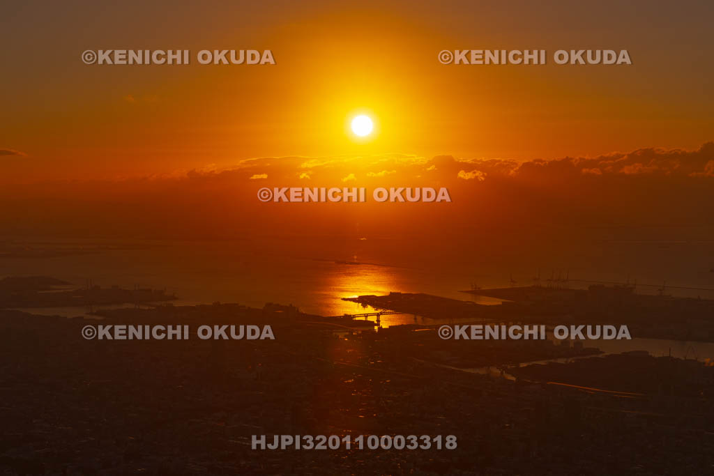 兵庫県　摩耶山の掬星台から望む初日の出