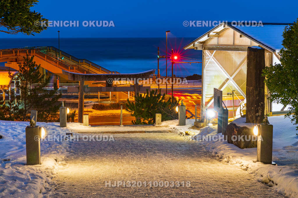 鳥取県　夕暮れの白兎神社参道と白兎海岸