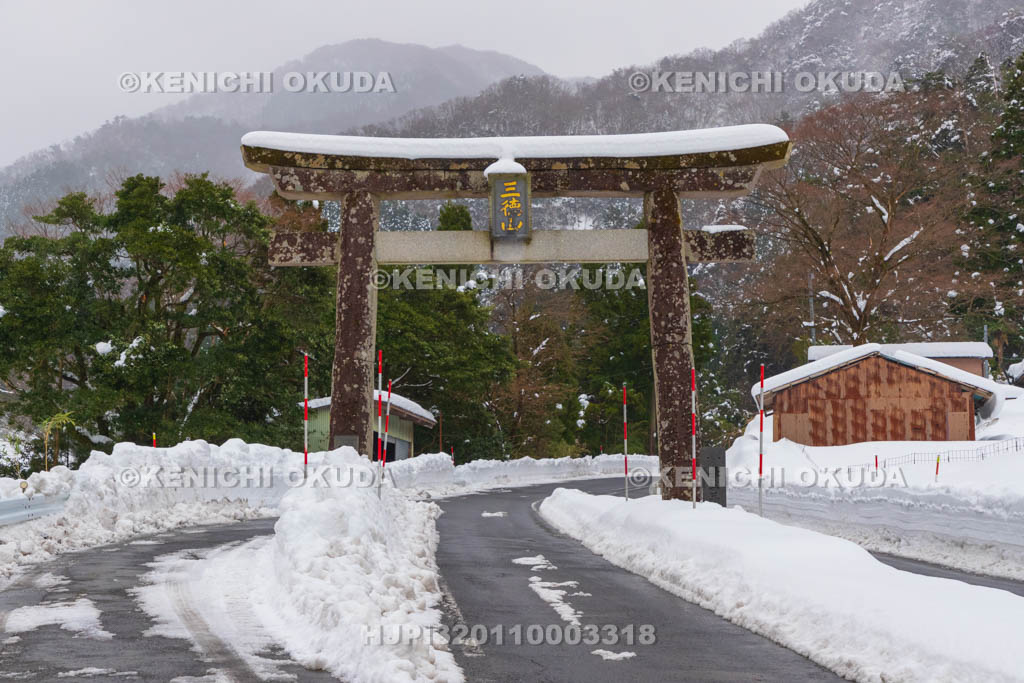 鳥取県　三佛寺の鳥居（県道21号）