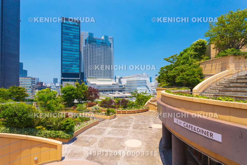 大阪府　なんばパークスと高層ビル
