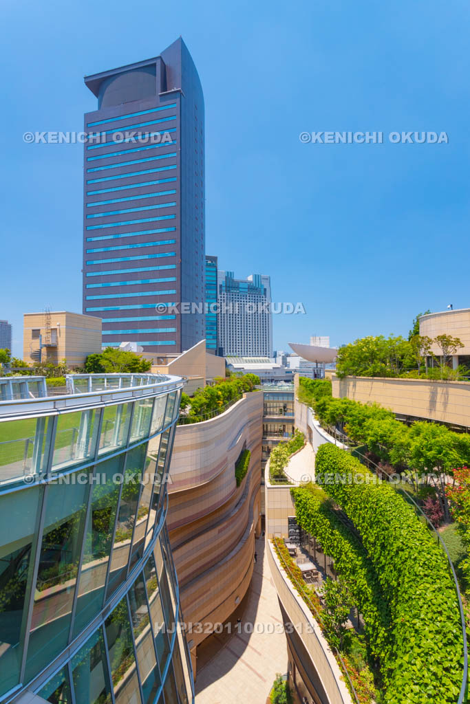 大阪府　なんばパークスと高層ビル