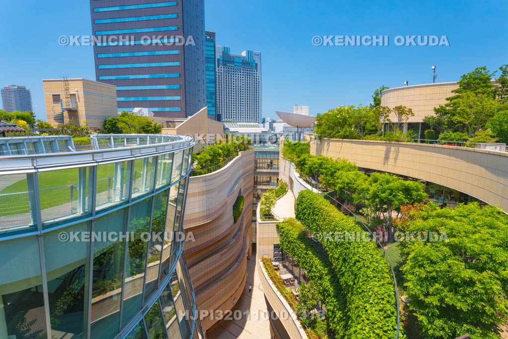 大阪府　なんばパークスと高層ビル