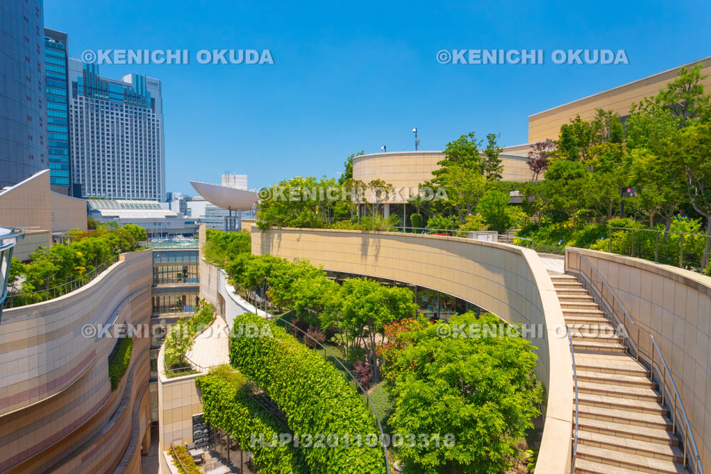 大阪府　なんばパークスと高層ビル