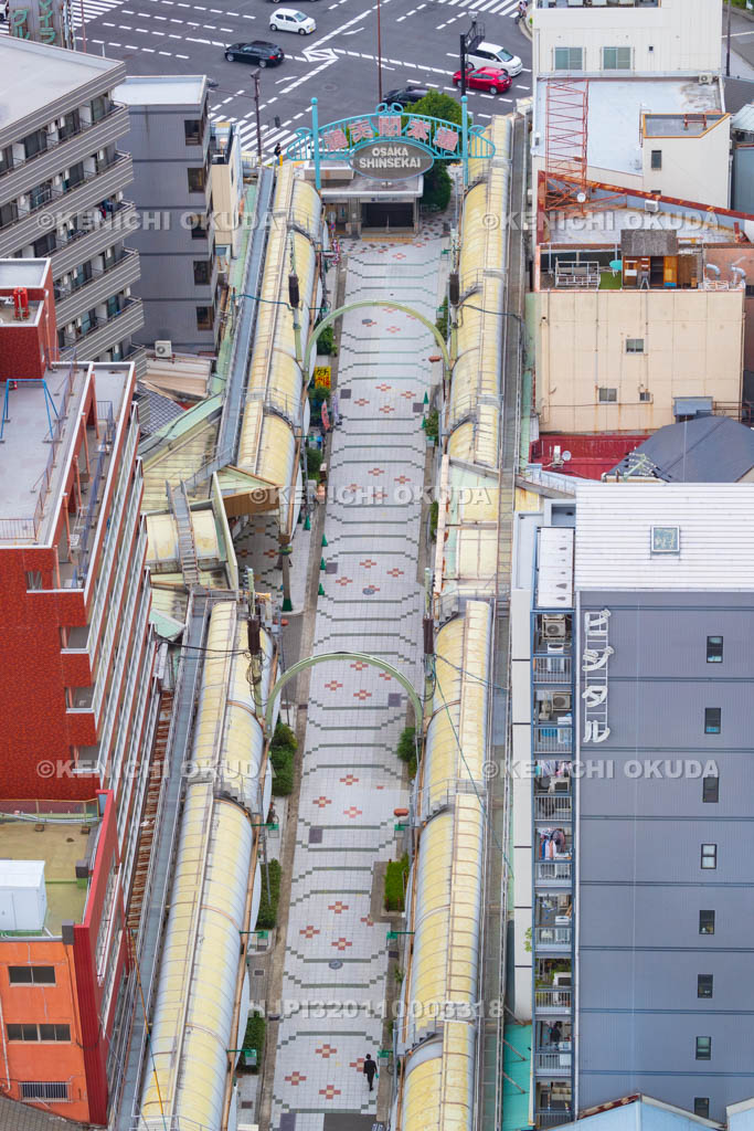 大阪府　通天閣展望台から望む通天閣本通