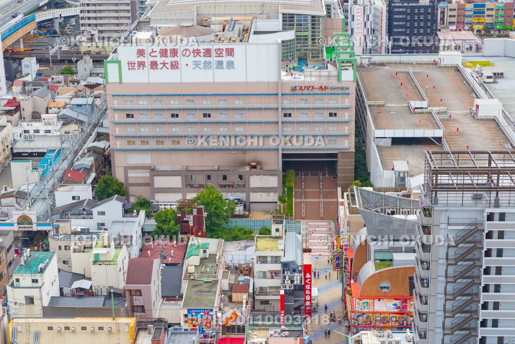 大阪府　通天閣展望台から望む新世界の街並み
