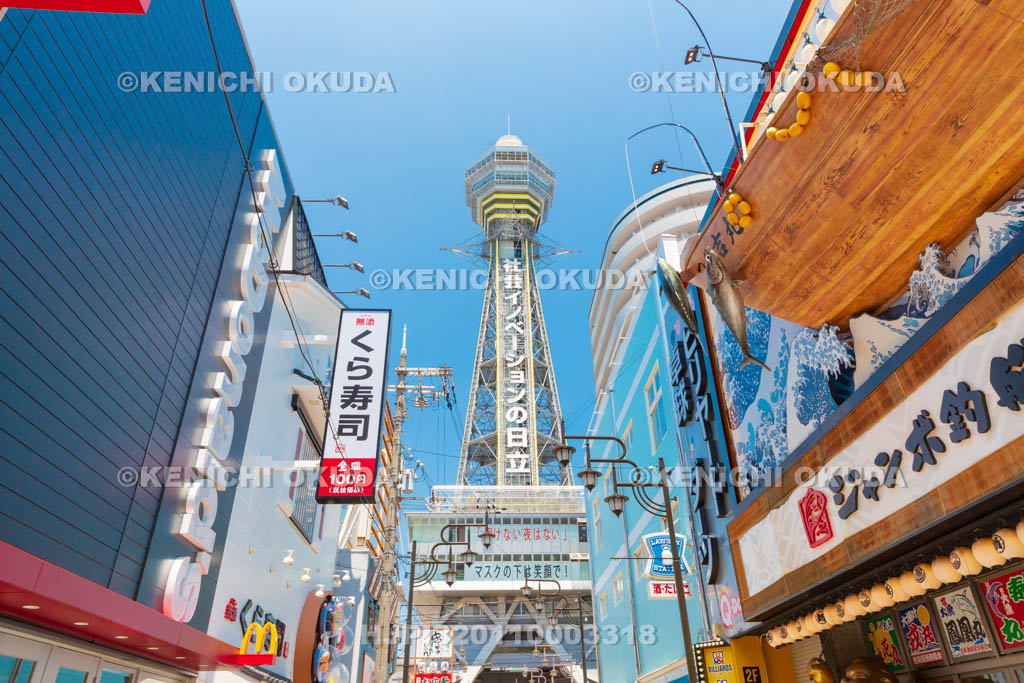 大阪府 通天閣と新世界の街並み