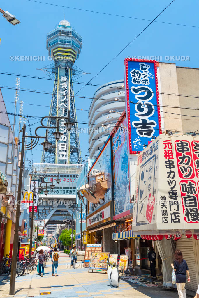 大阪府　通天閣と新世界の街並み
