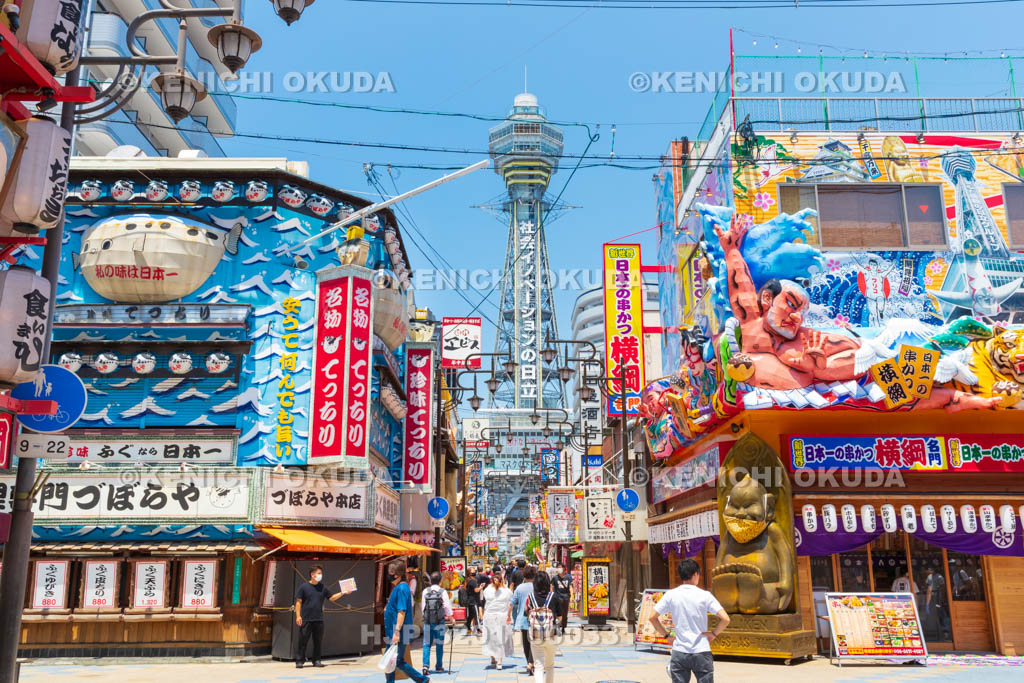 大阪府 通天閣と新世界の街並み
