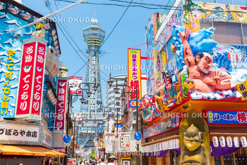 大阪府 通天閣と新世界の街並み