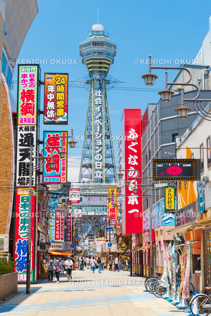 大阪府　通天閣と新世界の街並み