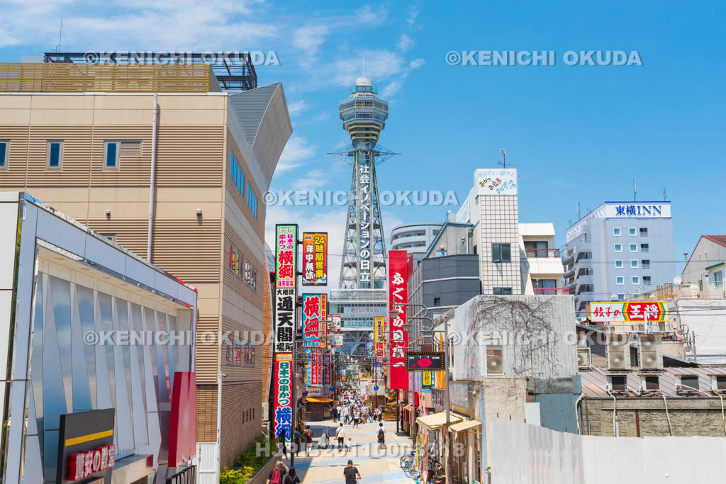 大阪府　通天閣と新世界の街並み