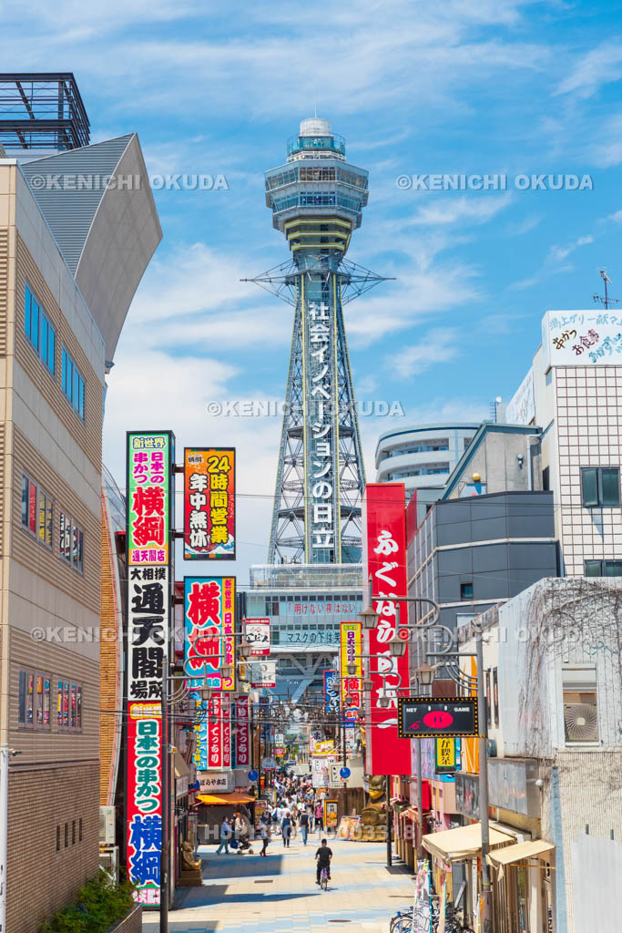 大阪府　通天閣と新世界の街並み