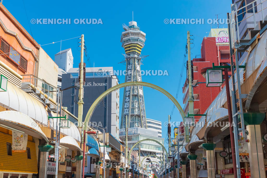 大阪府 新世界 通天閣本通と通天閣